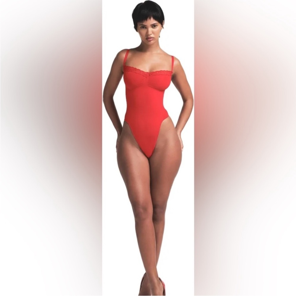 SKIMS Seamless Sculpt Lace-Trim Thong Bodysuit in Cayenne Limited Edition small